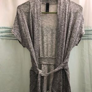 Short sleeved and belted thin sweater.